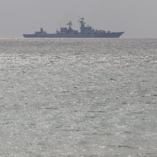 Ein Mann verfolgt ein russisches Kriegsschiff auf dem Schwarzen Meer