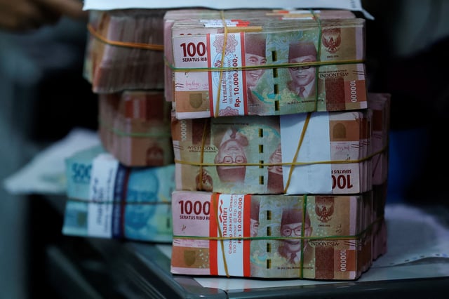 Indonesian rupiah bank notes are seen at a money changer in Jakarta, Indonesia, October 14, 2022. REUTERS/Willy Kurniawan/File Photo