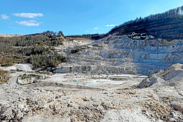 La mine d'exploitation du kaolin à Échassières, dans l'Allier. En sous-sol se trouve le lithium. 
