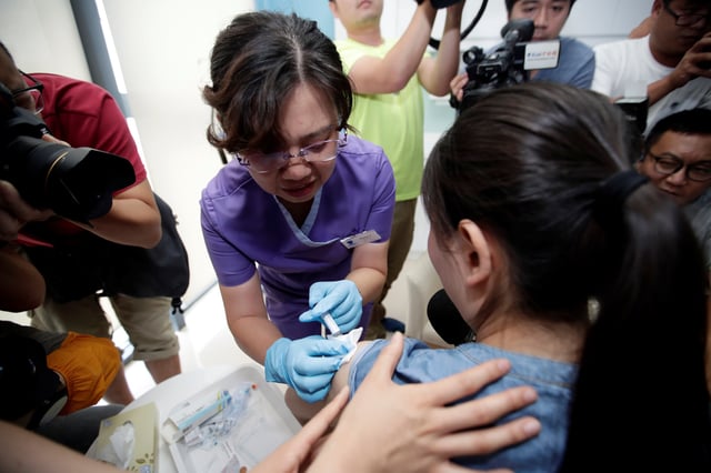 A woman from Beijing receives an injection of the Gardasil 9 human papillomavirus (HPV) vaccine at a hospital in Boao, Hainan province, China May 30, 2018. REUTERS/Stringer/File Photo