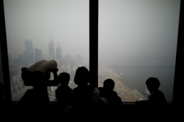 Children look out at a view of Seoul shrouded by heavy smog in Seoul, South Korea, January 15, 2019.   REUTERS/Kim Hong-Ji/File Photo
