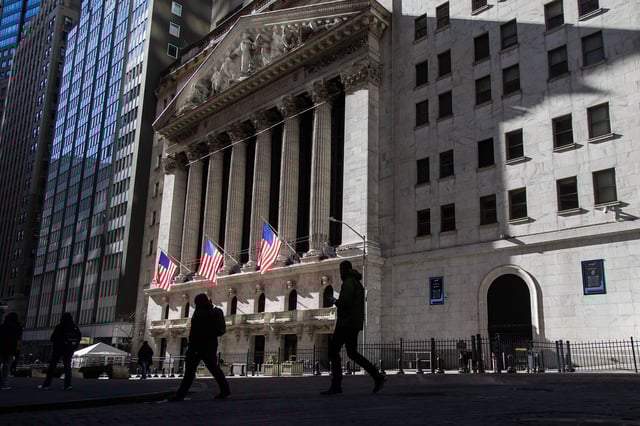 The big bonus payouts on Wall Street this year follow a 90% jump in profits for the securities industry last year.