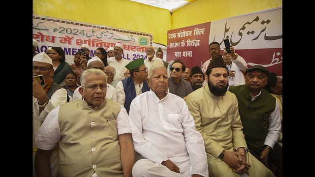 Rashtriya Janata Dal (RJD) chief Lalu Prasad Yadav, Samajwadi Party (SP) MP Mohibbullah Nadvi and All India Muslim Personal Law Board (AIMPLB) members during the latter’s dharna over the Waqf Amendment Bill 2024, in Patna, on Wednesday. (PTI)