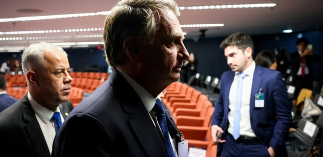 Photo diffusée par la Cour suprême du Brésil de l'ex-président Jair Bolsonaro (centre) lors d'une session à la Cour suprême, qui va décider de l'ouverture ou ou non d'un procès à son encontre, le 25 mars 2025 à Brasilia