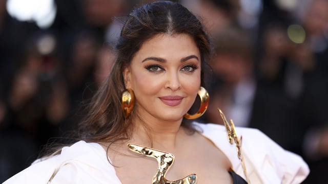 Aishwarya Rai Bachchan's car was hit by a bus in Mumbai from the back. 