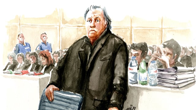 Dessin d’audience de Gérard Depardieu, juché sur un cube machino, mercredi au tribunal correctionnel de Paris.