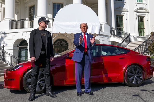 Donald Trump aux côtés d’Elon Musk, avec une voiture Tesla en arrière-plan, à la Maison Blanche à Washington, le 11 mars 2025.