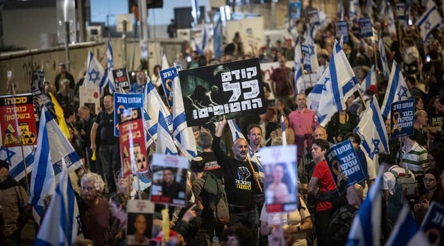 People protest against Israeli Prime Minister Benjamin Netanyahu in Jerusalem, March 26, 2025. (Chaim Goldberg/Flash90)