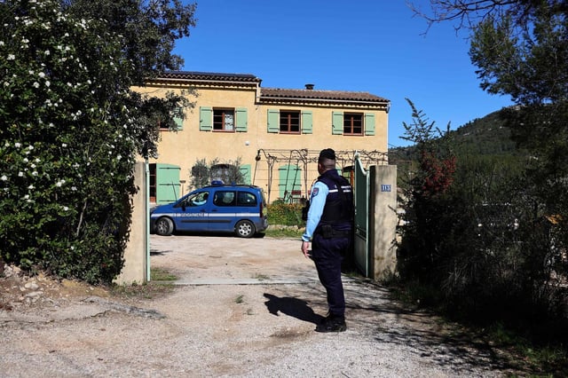 Un gendarme devant la maison des grands-parents maternels d'Emile Soleil, à La Bouilladisse, mardi 25 mars 2025.