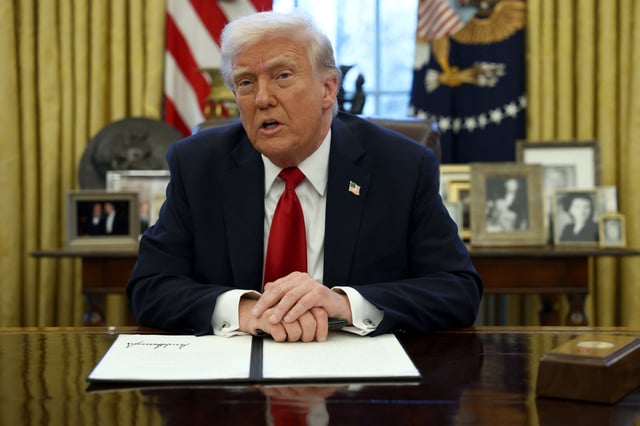 U.S. President Donald Trump signes a document in the Oval Office at the White House in Washington, D.C., U.S., March 26, 2025. REUTERS/Evelyn Hockstein