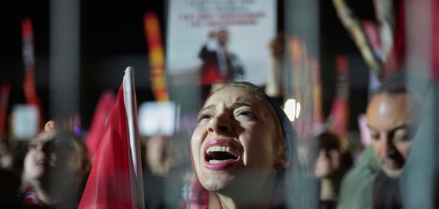Demonstranten rufen Parolen während eines Protests gegen die Festnahme des Istanbuler Bürgermeisters Imamoglu