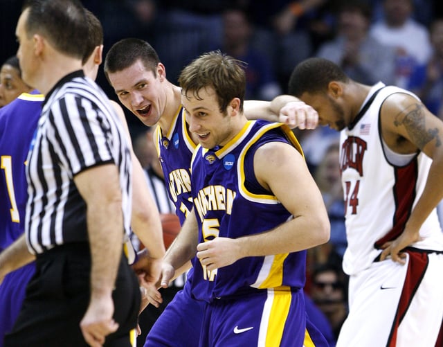 Northern Iowa guard Ali Farokhmanesh (5) celebrates with teammates after his three-point shot which won the game against UNLV in their NCAA Division I Men's Basketball Tournament game in Oklahoma City, Oklahoma, March 18, 2010.  REUTERS/Bill Waugh/File Photo