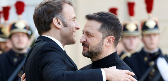 Emmanuel Macron (g) reçoit Volodymyr Zelensky au palais de l'Elysée, à Paris, le 26 mars 2025