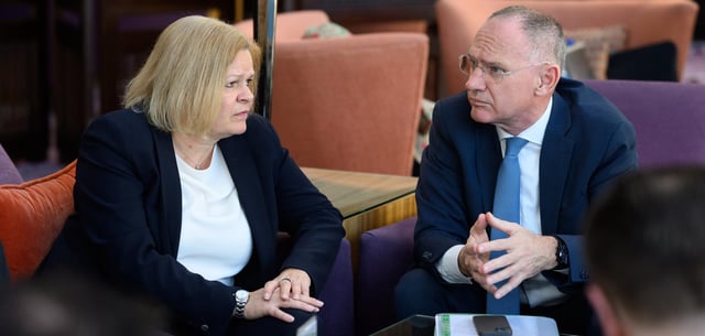 Nancy Faeser im Gespräch mit ihrem österreichischen Amtskollegen Gerhard Karner in Amman