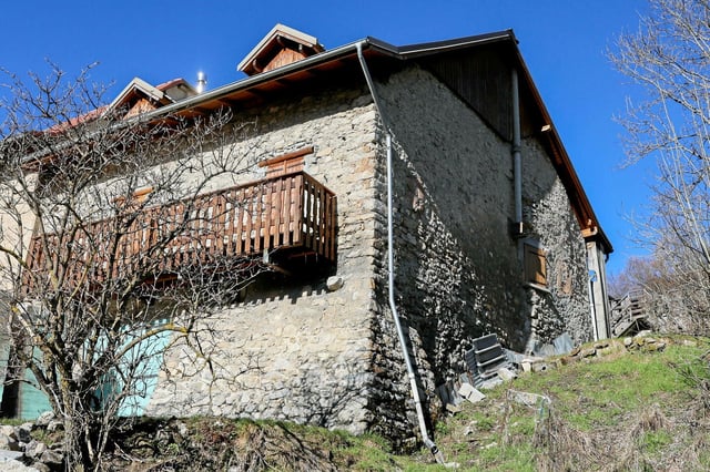 Au Haut Vernet, la maison des grands-parents d'Émile, où le petit garçon a disparu le 8 juillet 2023.  
