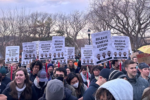 Hunderte Menschen protestierten in Somerville, Massachusetts gegen die Festnahme