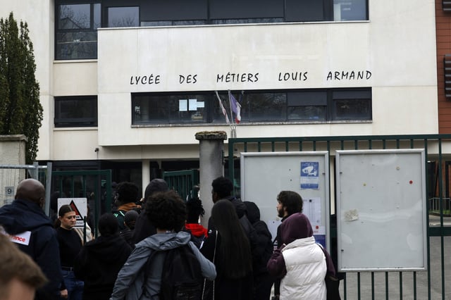 Des jeunes arrivent au lycée Louis Armand, un jour après qu’un garçon de 17 ans a été mortellement poignardé, à Yerres, en région parisienne, le 25 mars 2025.
