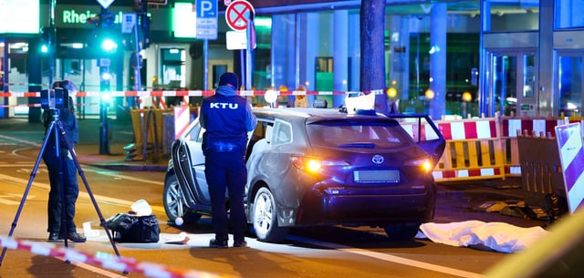 Beamte untersuchen am 13. März den Tatort