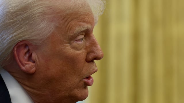 Le président Donald Trump s’adresse aux médias dans le bureau ovale de la Maison Blanche à Washington, D.C., États-Unis, le 26 mars 2025.