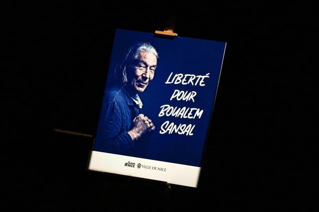 Ein Plakat mit dem Porträt von Boualem Sansal mit der Aufschirft: Liberté pour Boualem Sansal (Freiheit für Boualem Sansal)