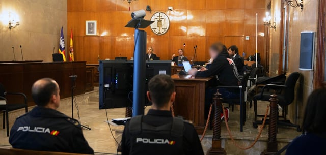 Der Angeklagte (geblurrt) sitzt zu Beginn des Prozesses im Verhandlungssaal des Landgerichts von Palma de Mallorca