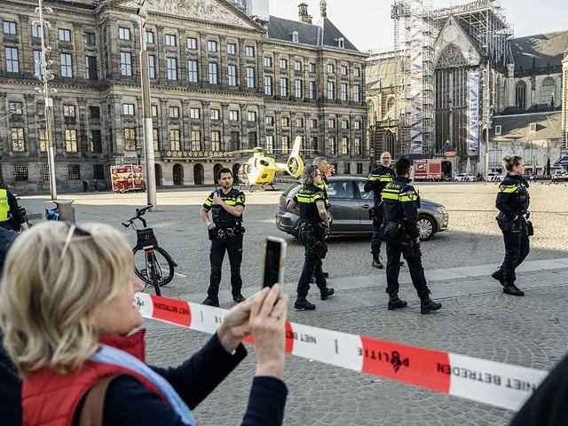 Police cordon the area as emergency services intervene where five person were wounded during a stabbing attack near the central Dam Square in Amsterdam on March 27, 2025. A suspect was placed into custody. "We currently have no information about the cause or motive of the stabbing incident. This is part of our investigation," police said in a statement. There was no immediate information on the condition of those wounded. (Photo by Simon Lenskens / various sources / AFP) / Netherlands OUT (Photo by SIMON LENSKENS/ANP/Inter Visual Studio/AFP via Getty Images)