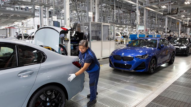 Une ouvrière inspecte la qualité de carrosserie d’une voiture à l’usine du groupe BMW à San Luis Potosí, au Mexique, le 29 octobre 2024.