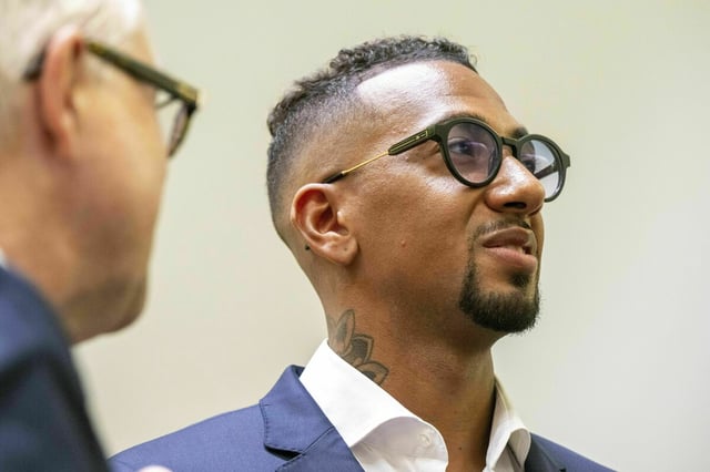 Jeormie Boateng vor Gericht, mit Brille und Tätowierung am Hals, am Bildrand ist sein Sprecher zu sehen