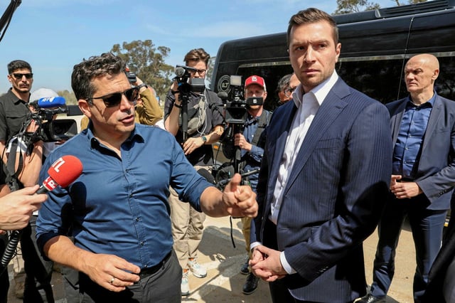 Le président du Rassemblement national Jordan Bardella écoute le ministre israélien des Affaires de la Diaspora, Amichai Chikli, lors d'une visite au mémorial des victimes et des otages des attaques du Hamas.
