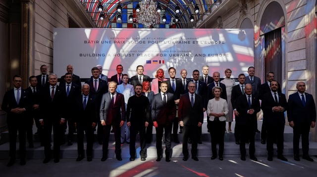 Des dirigeants européens, dont le président ukrainien Volodymyr Zelensky et des officiels, posent au palais de l’Élysée à Paris, France, le 27 mars 2025.