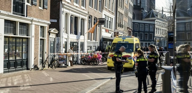 Des policiers sur le site d'une attaque au couteau à Amsterdam, le 27 mars 2025 aux Pays-Bas