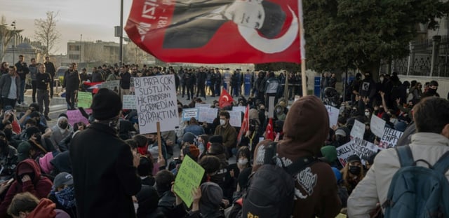 Des étudiants manifestent leur soutien au maire d'Istanbul arrêté, le 26 mars 2025 à Istanbul, en Turquie