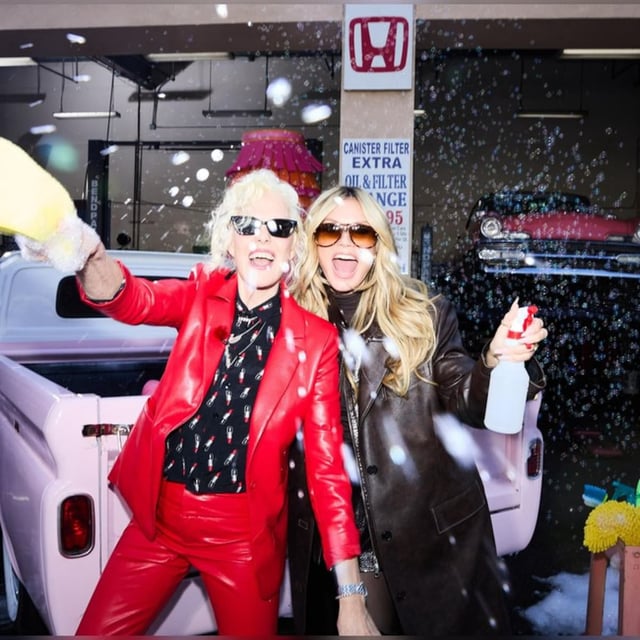 Viel Spaß beim Carwash-Shooting: Ellen von Unwerth (l.) und Heidi Klum.