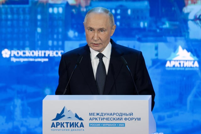Le président russe Vladimir Poutine assiste au Forum international de l’Arctique à Mourmansk, Russie, le 27 mars 2025.