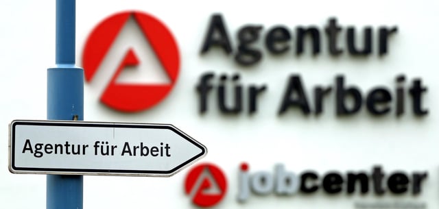 Ein Schild weist den Weg zur Agentur für Arbeit