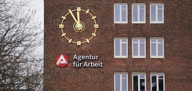 Die Uhr an der Fassade einer Hamburger Agentur für Arbeit zeigt fünf vor zwölf. Dramatisch ist die Lage am Hamburger Arbeitsmarkt nicht, aber nicht so gut wie in Vorjahren