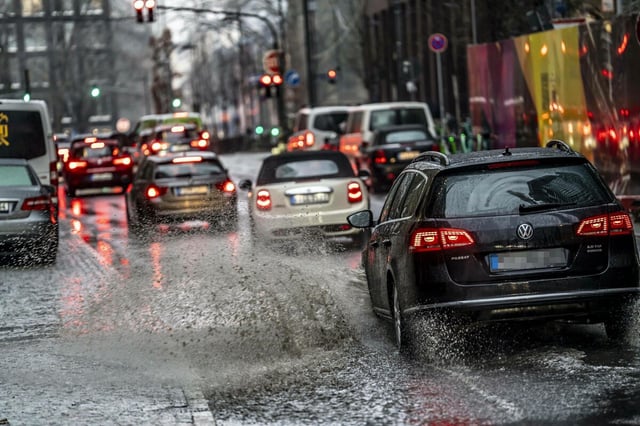 Eine vielbefahrene Straße bei Regenwetter