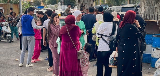Einwohner des Vororts Hadath stehen nach einem israelischen Luftangriff auf der Straße