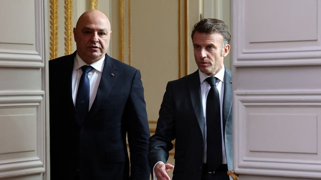 Le président français Emmanuel Macron et le président libanais Joseph Aoun arrivent pour donner une conférence de presse conjointe, au Palais de l’Élysée à Paris, France, le 28 mars 2025.