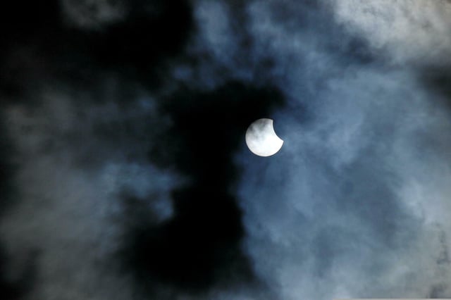 Une éclipse partielle du Soleil, lors de laquelle la Lune vient, comme ce samedi, masquer une partie du disque solaire.<br />
 

