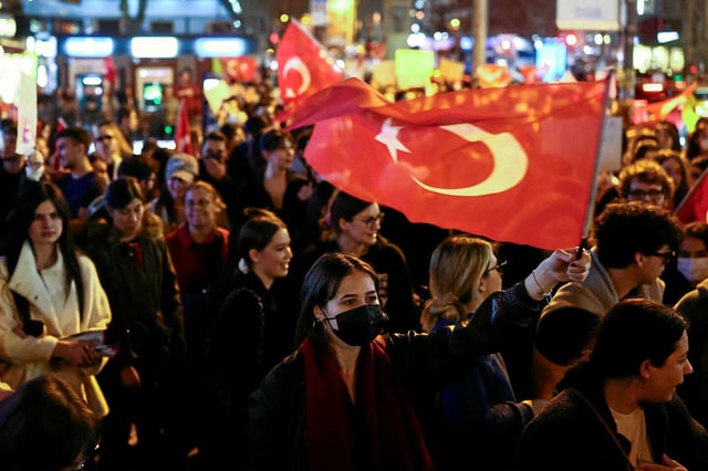 Une manifestation contre l'arrestation du maire d'Istanbul dans les rues de la ville, le 26 mars 2025.
