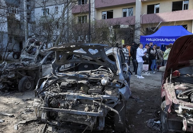 A view shows destroyed cars near an apartment building hit by Russian drone strike, amid Russia's attack on Ukraine, in Dnipro, Ukraine March 27, 2025. REUTERS/Mykola Synelnykov