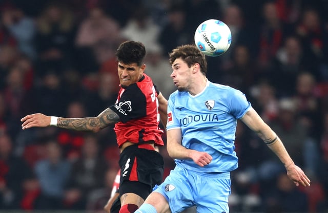 Soccer Football - Bundesliga - Bayer Leverkusen v VfL Bochum - BayArena, Leverkusen, Germany - March 28, 2025 Bayer Leverkusen's Piero Hincapie in action with VfL Bochum's Moritz Broschinski REUTERS/Leon Kuegeler