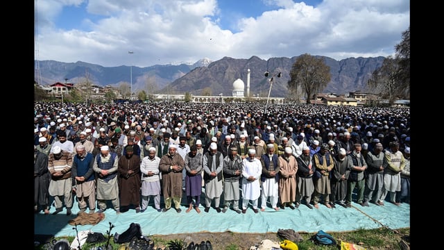 Devotees offer Jumat-ul-vida prayers at the Hazratbal shrine in Srinagar on Friday. (Waseem Andrabi /HT)