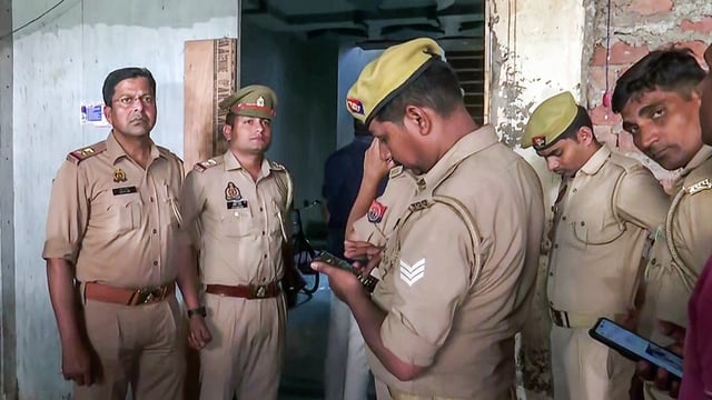 Sambhal, Mar 25 (ANI): Uttar Pradesh Police SIT team arrives at the residence of Samajwadi Party MP from Sambhal, Zia ur Rehman Barq, to hand over a notice, in Sambhal on Tuesday. (ANI Photo)