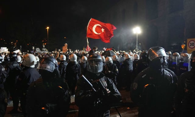 En Turquie, Recep Tayyip Erdogan a fait arrêter son principal opposant, Ekrem Imamoglu. Se sont ensuivies de nombreuses manifestations, comme ici, à Istanbul, le 24 mars.