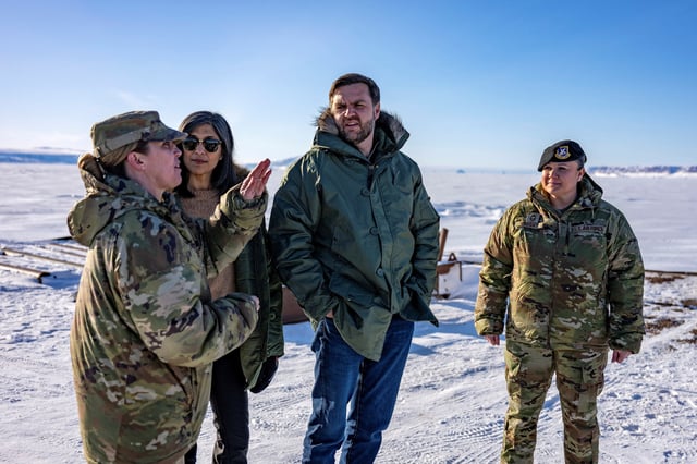Le vice-président américain JD Vance et la deuxième dame Usha Vance visitent la base spatiale Pituffik de l’armée américaine au Groenland, le 28 mars 2025.