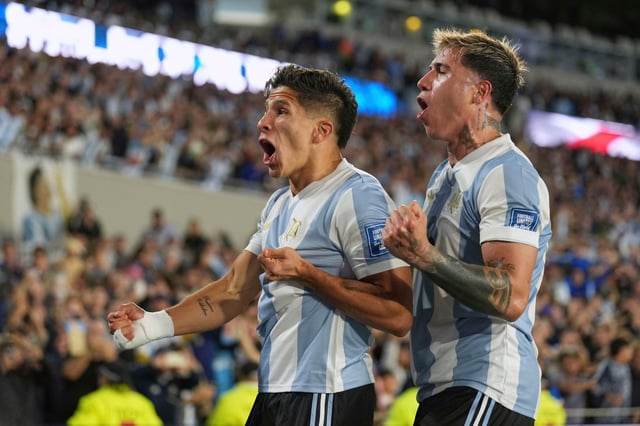 Giuliano Simeone (l.) feiert mit Enzo Fernandez den vierten Treffer Argentiniens gegen Brasilien