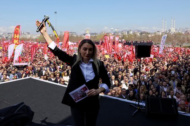 Dilek Imamoglu, die Ehefrau des inhaftierten Istanbuler Politikers, spricht auf der Demonstration