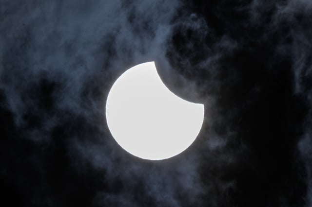 Éclipse solaire partielle : les plus belles images du spectacle astronomique